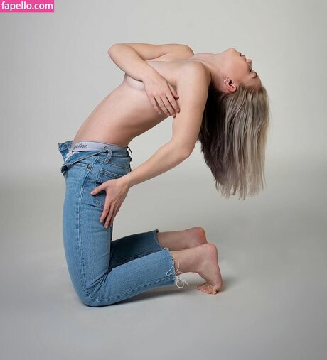 alexisfogartyy model naked picture