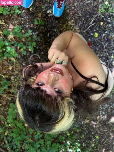 Lola Young art model images