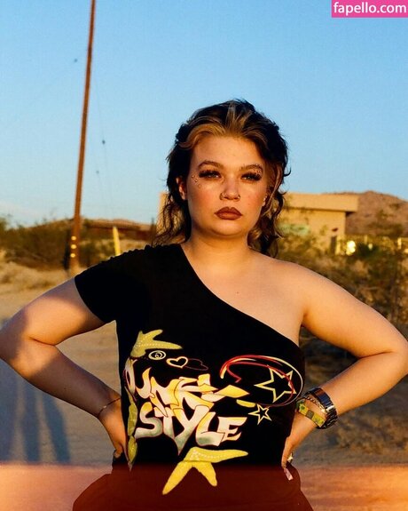 Lola Young sexy model images