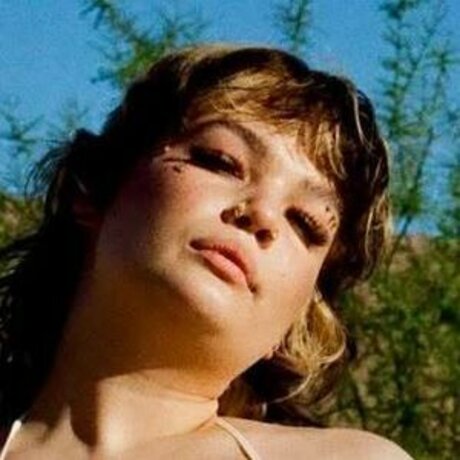 Lola Young top model images