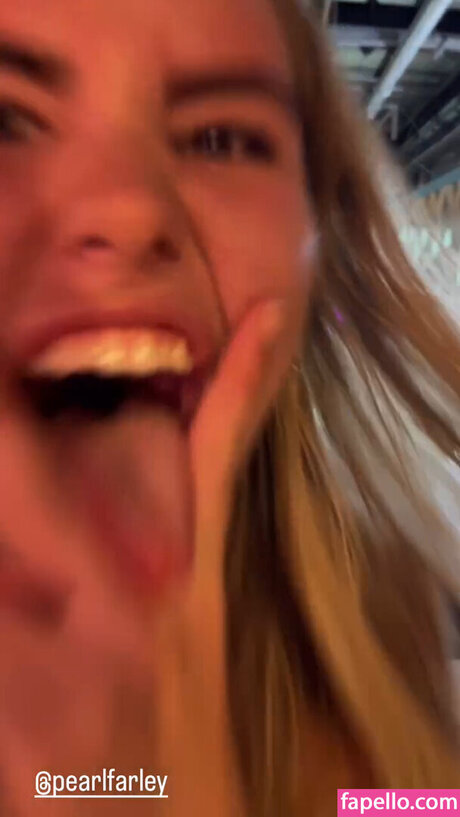 Pearl Farley model sexy img