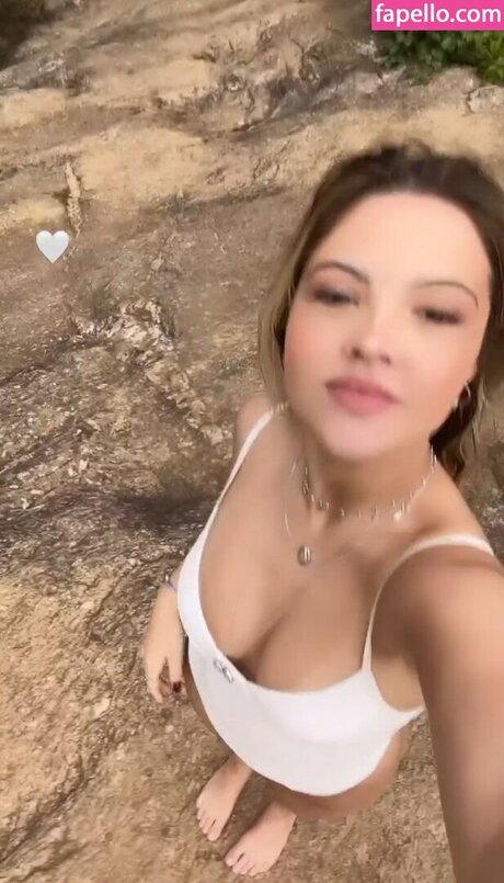 Julia Gomes high quality actress image