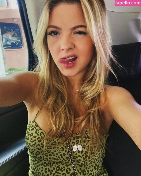 Julia Gomes beautiful actress photo