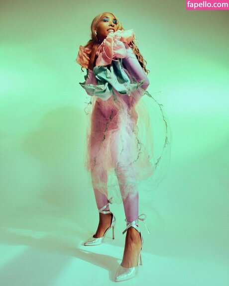 Spellling sex model photos