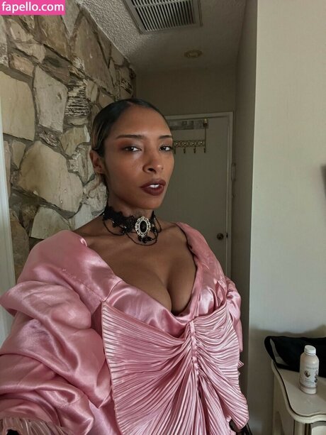 Spellling exclusive model gallery