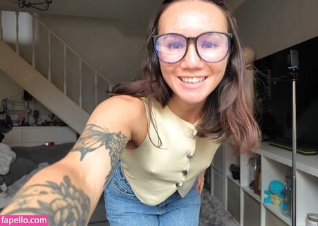 Double Take Reacts hot model photo