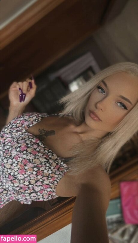 Kelly Lyn model high quality pic