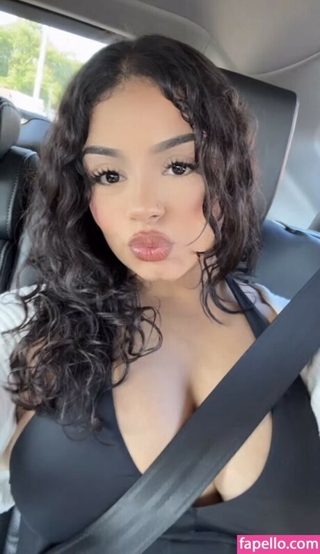 A vriell model top photos