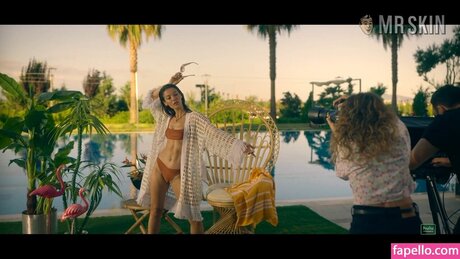 P nar Deniz model adult image