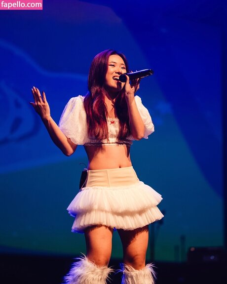 Claudia Tan high quality star pics