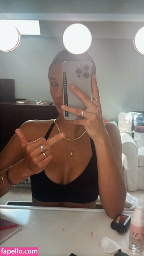 Goddess Rhegan naked model pic