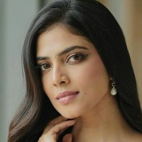 Malavika Mohanan nudes star pictures