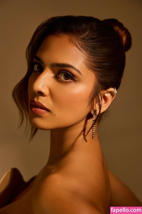 Malavika Mohanan naked star img