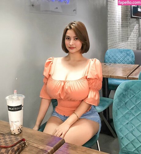 Mitzina Larino hot model pics