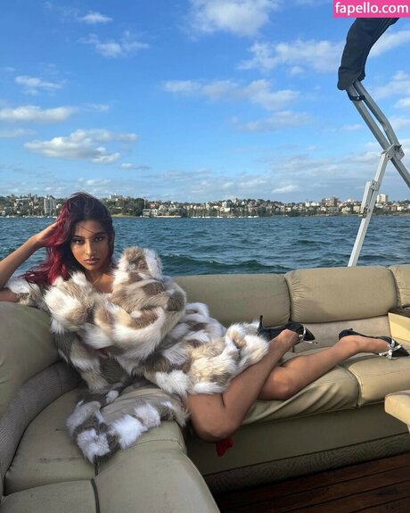 Lara Raj hot star picture