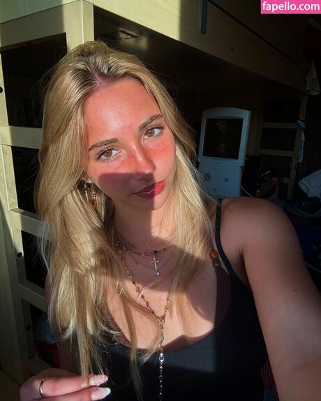 Iris Vallaranii best model picture