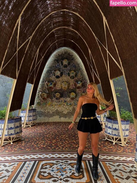 Iris Vallaranii model pornographic photo