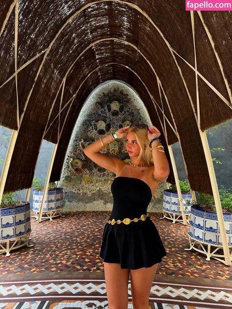 Iris Vallaranii star hot photos