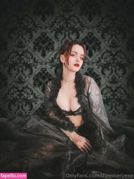 EmeryEXP sexy model pic