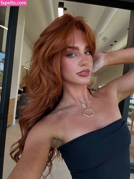 Julia Hatch exclusive model img