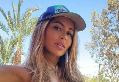 El Himer hot model image