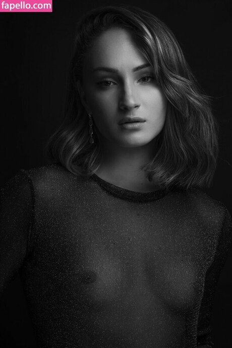 No mie Checa model naked photo