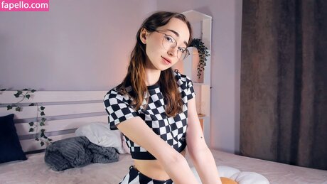 Polly Bee hot star pictures