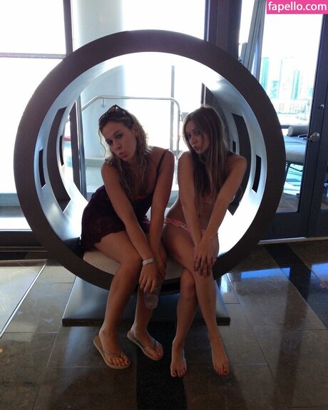 Billie Lourd naked actress pictures