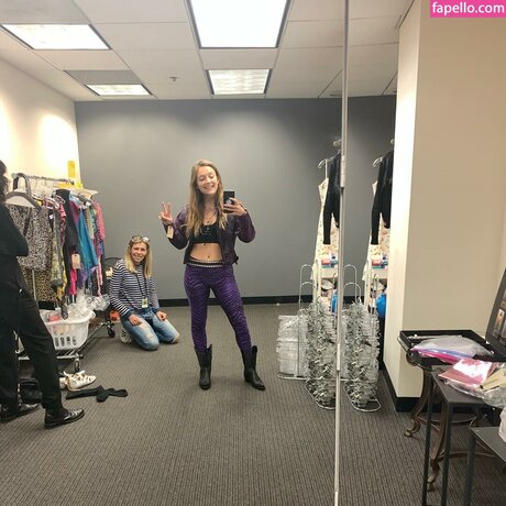 Billie Lourd high quality star photo