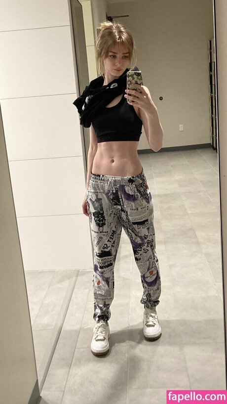 Carmaxlla model pretty photo