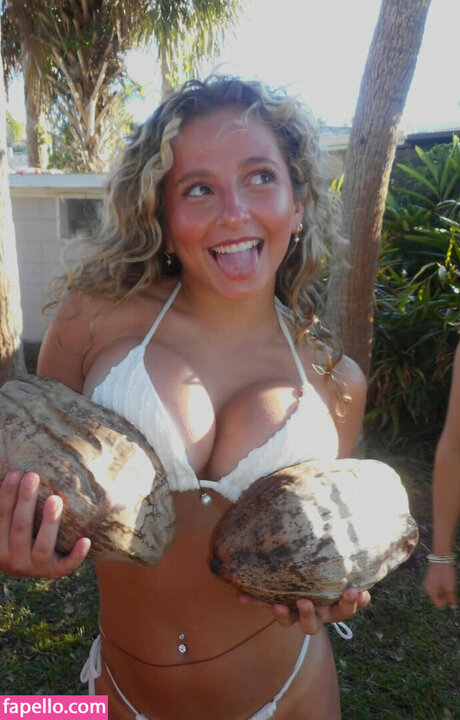 Nina Cotroneo model hot img