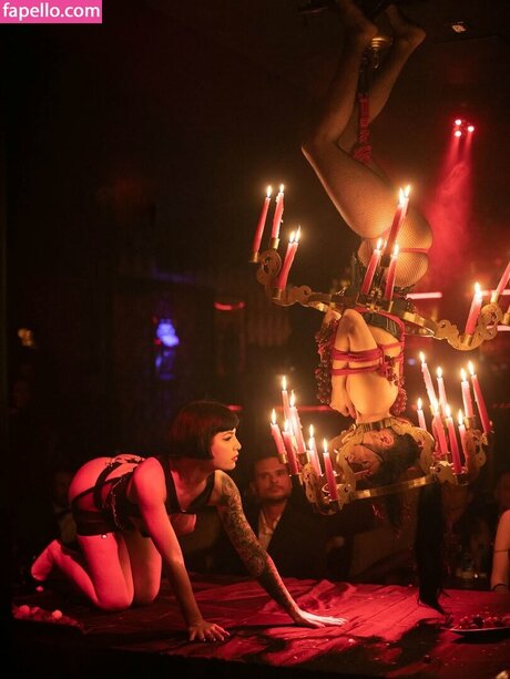 SweetSeverine model naked photo