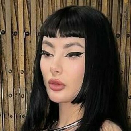 SweetSeverine pornographic model picture