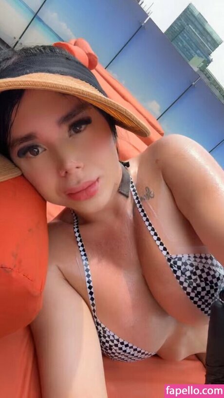 Emily Muneton star free img