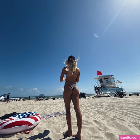 Emilee Axelsson art star photos