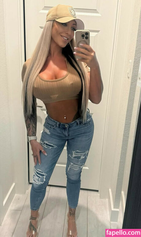 Sara Pauline hot actress img