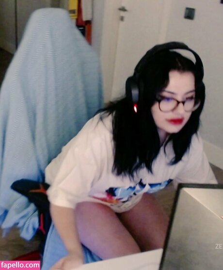 Su Balc_ star nude photo