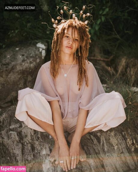 Ayoola Smart model naked image