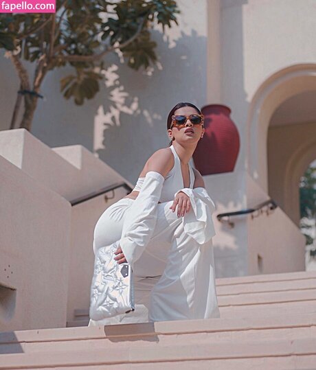 Avneet Kaur adult model img