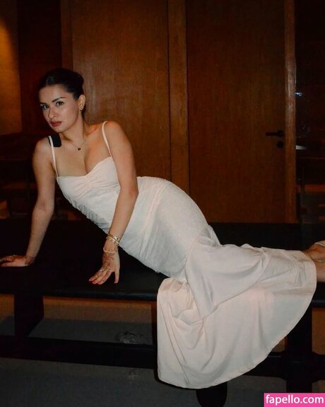 Avneet Kaur star sexy img