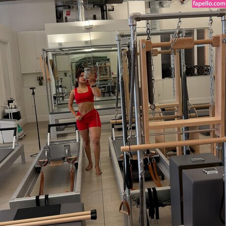 Avneet Kaur pretty star image