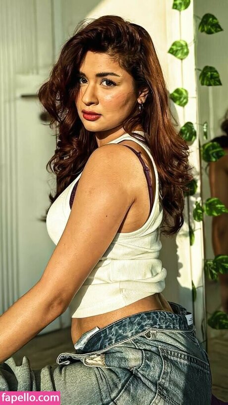 Avneet Kaur model naked photo