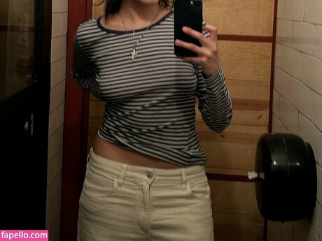 Om4ly hot actress pic