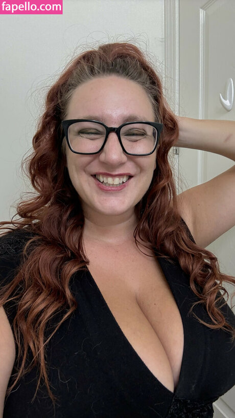 RefashionedHippie nude model gallery