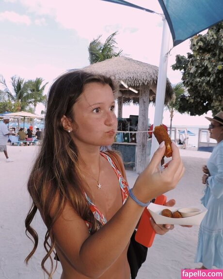 Sophia Sentner erotic model image