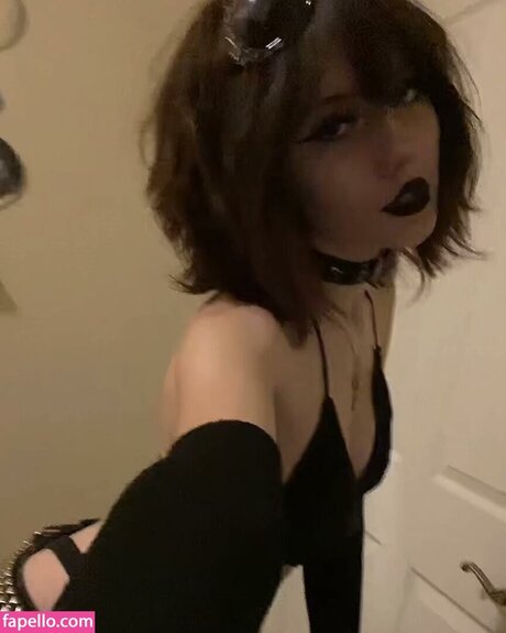 Trinity Manaj model nude picture