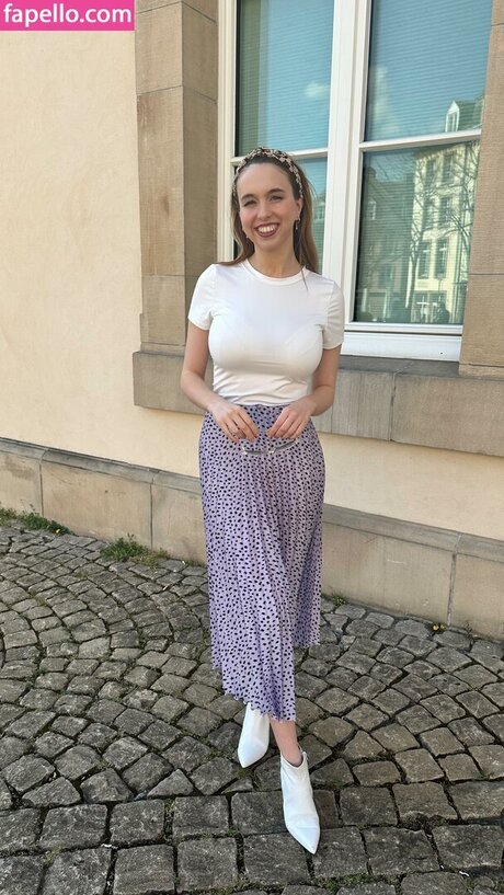 Serena Skybourne model erotic photo