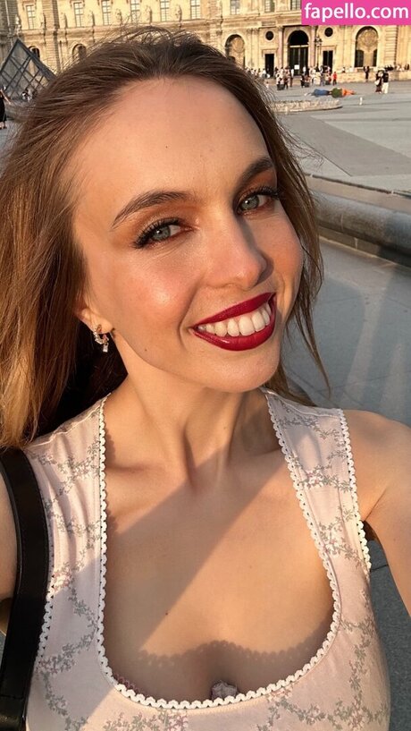 Serena Skybourne top model pic