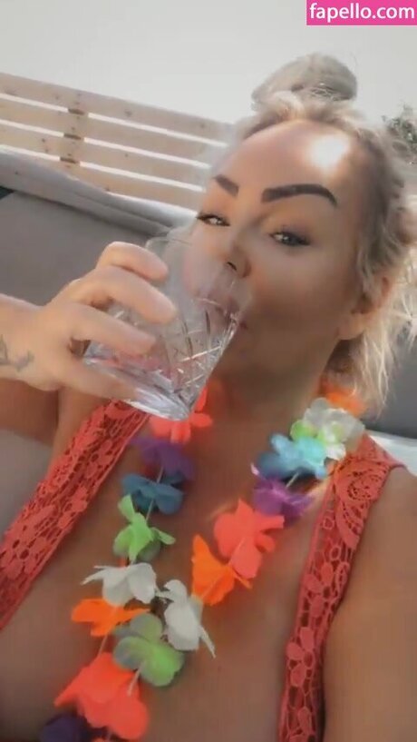 Mercedes Twitter Milf model xxx picture