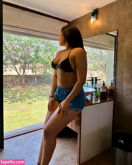 Nikita Sharma pretty star pics